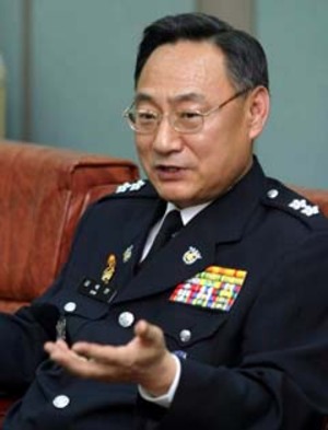 김옥전 신임 부산경찰청장-“이광태 게이트 얼룩 지우겠다”